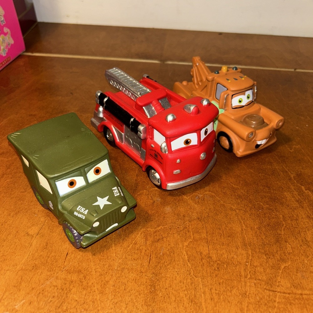 CARS RADIATOR SPRINGS RED, Tow Mater, & Sarge FIRETRUCK DISNEY TOY Vinyl J6